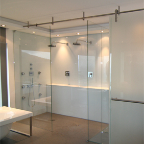 Masterbad, Wände verglast, Whirlwanne KOS, Dornbracht, Waschtisch-/Schränke/Glasschränke und Schiebelemente nach Architektenentwürfen
